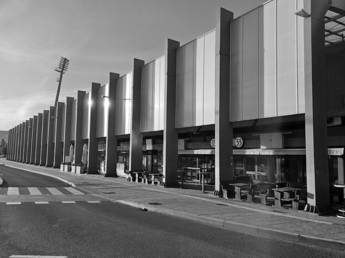 Arkade stadiona Bonifika v Kopru, kjer v eni od enot domuje studio La Vie